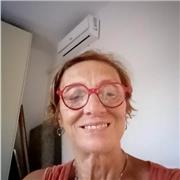 Non sono insegnante di professione, ho una laurea magistrale e sono appassionata della lingua engo che lo strumento della lingua sia un indispensabile strumento per gli stranieri per accedere a qualsiasi campo della vita lavorativa e o volontaria nell'ins